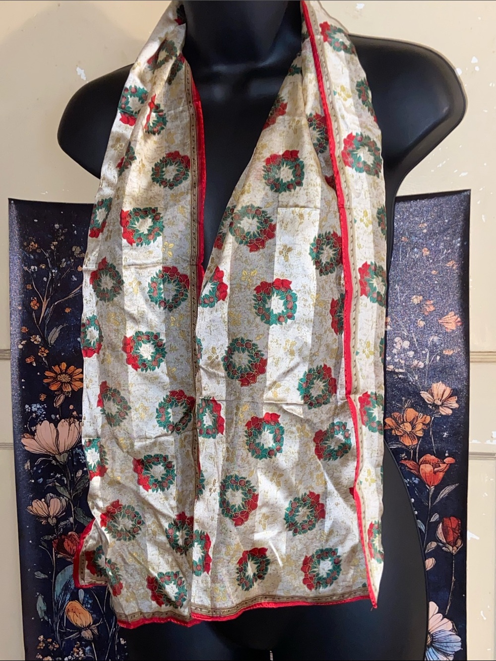 HOLIDAY WREATH SCARF SILK Elaine Gold XIIX Christmas Vintage?